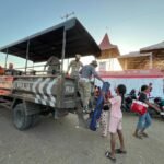 FOTO 25 Agustus_Para penyintas gempa Flores, yang tinggal sementara di pengungsian GOR Samador, Maumere, Kab Sikka, NTT naik ke truk Satpol PP untuk diantar kembali ke rumah