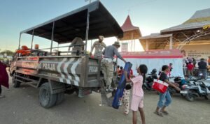 FOTO 25 Agustus_Para penyintas gempa Flores, yang tinggal sementara di pengungsian GOR Samador, Maumere, Kab Sikka, NTT naik ke truk Satpol PP untuk diantar kembali ke rumah