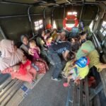 FOTO 25 Agustus_Para penyintas gempa Flores, yang tinggal sementara di pengungsian GOR Samador, Maumere, Kabupaten Sikka, NTT naik ke truk Satpol PP diantar kembali ke rumah