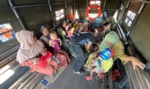 FOTO 25 Agustus_Para penyintas gempa Flores, yang tinggal sementara di pengungsian GOR Samador, Maumere, Kabupaten Sikka, NTT naik ke truk Satpol PP diantar kembali ke rumah