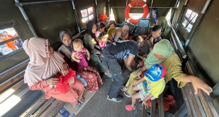 FOTO 25 Agustus_Para penyintas gempa Flores, yang tinggal sementara di pengungsian GOR Samador, Maumere, Kabupaten Sikka, NTT naik ke truk Satpol PP diantar kembali ke rumah