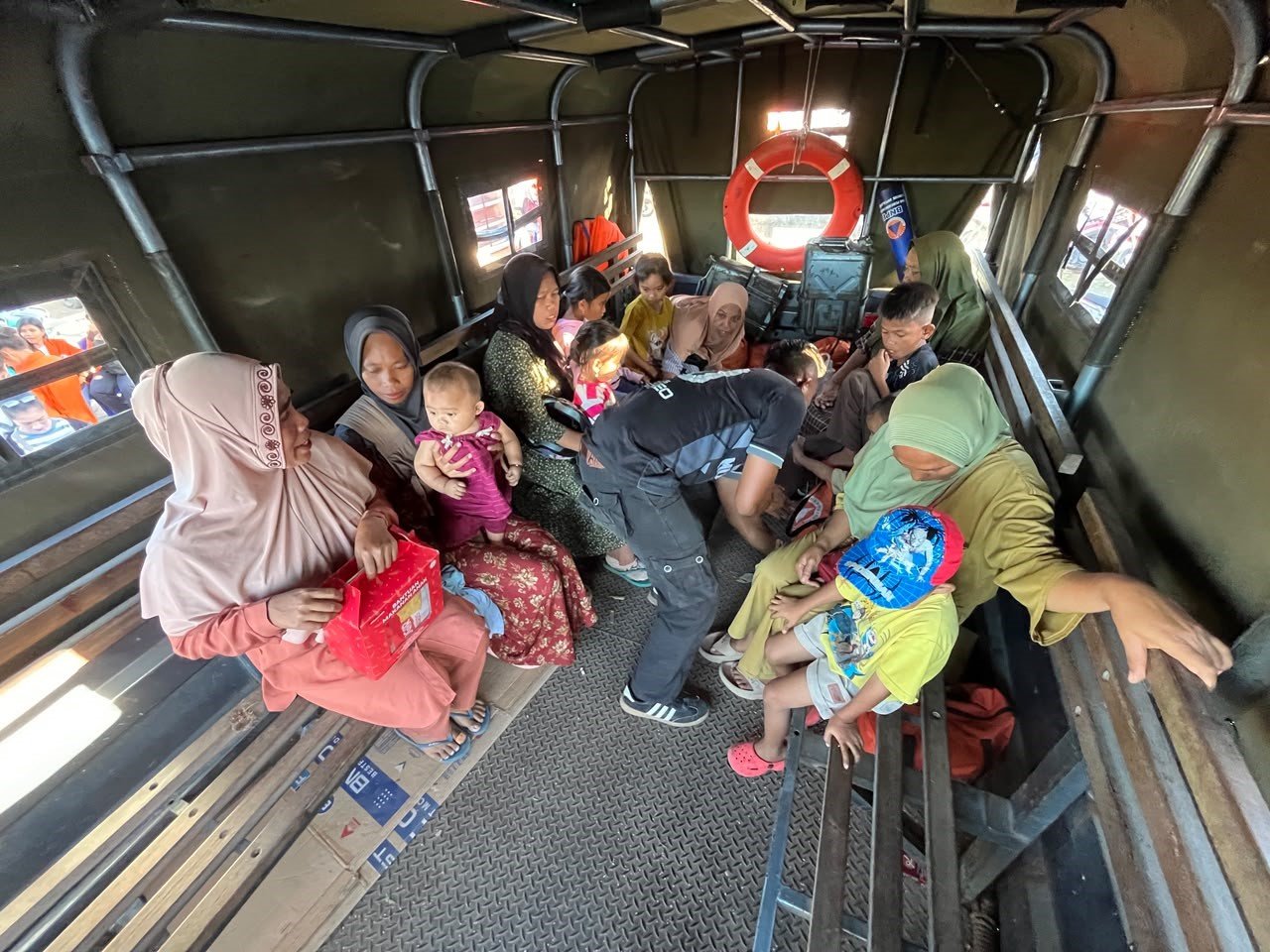 FOTO 25 Agustus_Para penyintas gempa Flores, yang tinggal sementara di pengungsian GOR Samador, Maumere, Kabupaten Sikka, NTT naik ke truk Satpol PP diantar kembali ke rumah