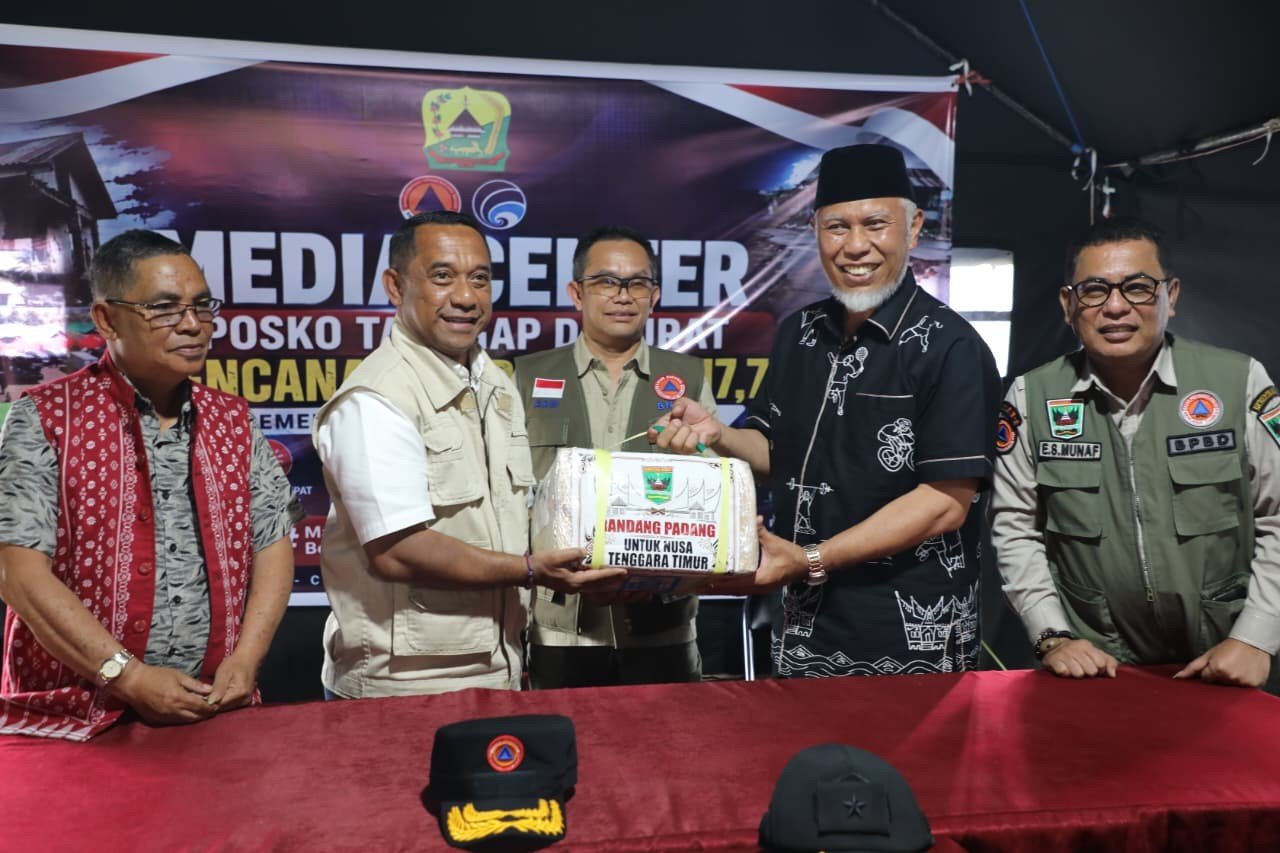 FOTO 26 Agustus_Gubernur Sumatra Barat Mahyeldi Ansharullah (kemeja hitam), Deputi Bidang Pencegahan BNPB