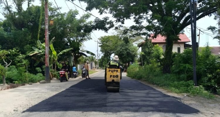 FOTO 26 Agustus_Pekerjaan pembaluran atau perbaikan penambalan (patching) pada titik - titik jalan yang mengalami kerusakan di Kota Padang. dok. padang.go.id