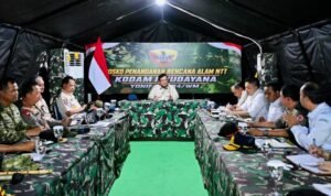 FOTO 26 Agustus_Presiden Prabowo Subianto memimpin rapat penanganan bencana gempa bumi di Posko Penanganan Gempa Bumi di Bataliyon Yonif TP 834 WM, Kab Nagekeo,