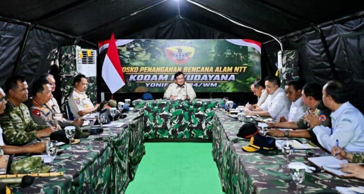 FOTO 26 Agustus_Presiden Prabowo Subianto memimpin rapat penanganan bencana gempa bumi di Posko Penanganan Gempa Bumi di Bataliyon Yonif TP 834 WM, Kab Nagekeo,