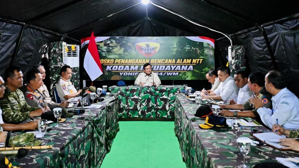 FOTO 26 Agustus_Presiden Prabowo Subianto memimpin rapat penanganan bencana gempa bumi di Posko Penanganan Gempa Bumi di Bataliyon Yonif TP 834 WM, Kab Nagekeo,