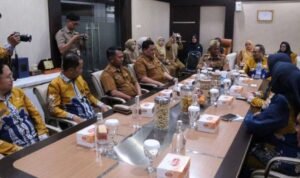 FOTO 26 Agustus_Sekretaris Daerah Kabupaten Garut Nurdin Yana menerima kunjungan Dewan Kerajinan Nasional Daerah (Dekranasda) Kabupaten Tabalong di Ruang Rapat Bupati