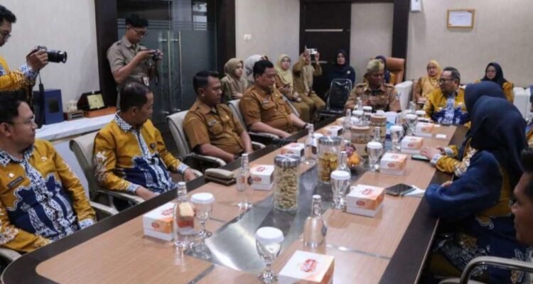FOTO 26 Agustus_Sekretaris Daerah Kabupaten Garut Nurdin Yana menerima kunjungan Dewan Kerajinan Nasional Daerah (Dekranasda) Kabupaten Tabalong di Ruang Rapat Bupati