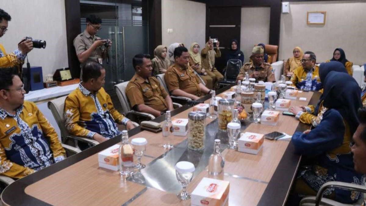 FOTO 26 Agustus_Sekretaris Daerah Kabupaten Garut Nurdin Yana menerima kunjungan Dewan Kerajinan Nasional Daerah (Dekranasda) Kabupaten Tabalong di Ruang Rapat Bupati