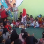 FOTO 28 Agustus_Dukungan psikososial melalui kegiatan trauma healing dan kehadiran perpustakaan keliling di pengungsian GOR Samador, Kabupaten Sikka, Nusa Tenggara Timur