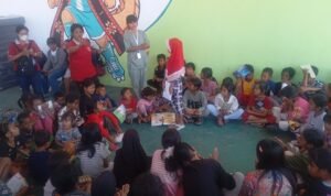 FOTO 28 Agustus_Dukungan psikososial melalui kegiatan trauma healing dan kehadiran perpustakaan keliling di pengungsian GOR Samador, Kabupaten Sikka, Nusa Tenggara Timur