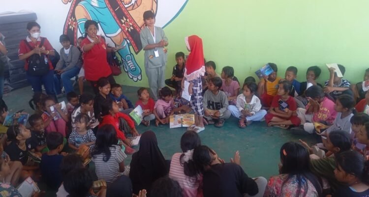 FOTO 28 Agustus_Dukungan psikososial melalui kegiatan trauma healing dan kehadiran perpustakaan keliling di pengungsian GOR Samador, Kabupaten Sikka, Nusa Tenggara Timur