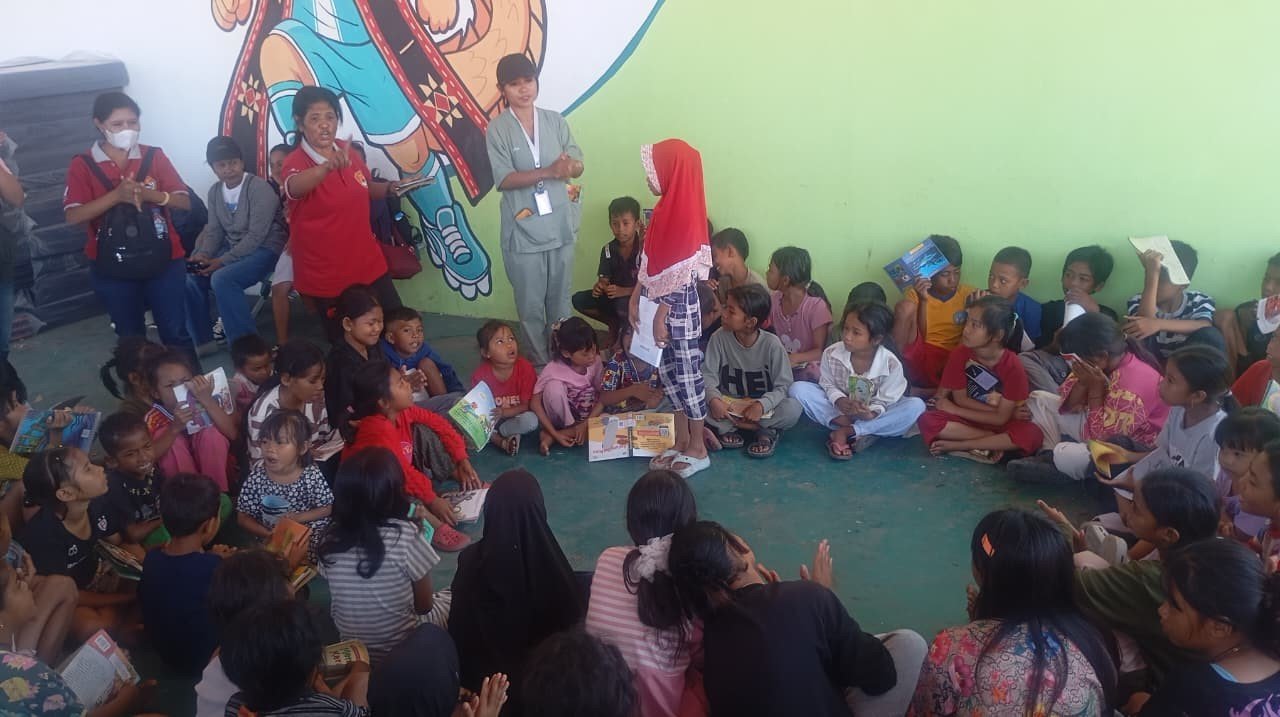 FOTO 28 Agustus_Dukungan psikososial melalui kegiatan trauma healing dan kehadiran perpustakaan keliling di pengungsian GOR Samador, Kabupaten Sikka, Nusa Tenggara Timur