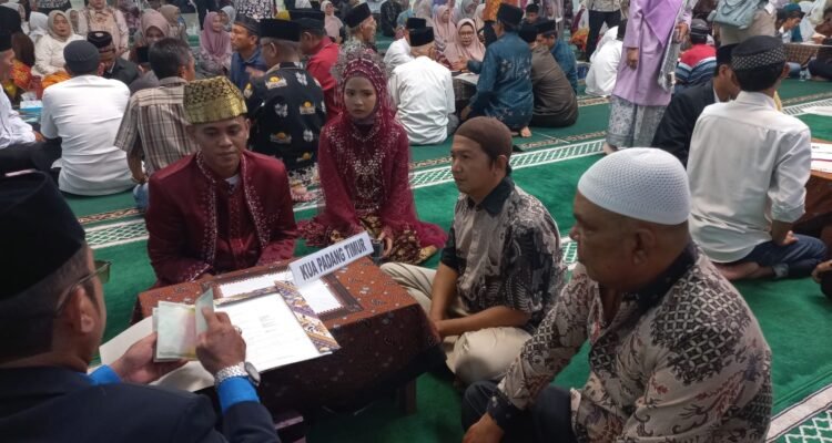 FOTO 28 Agustus_kegiatan Nikah Masal Jilid II di Masjid Agung Nurul Iman, Kota Padang. dok. padang.go.id