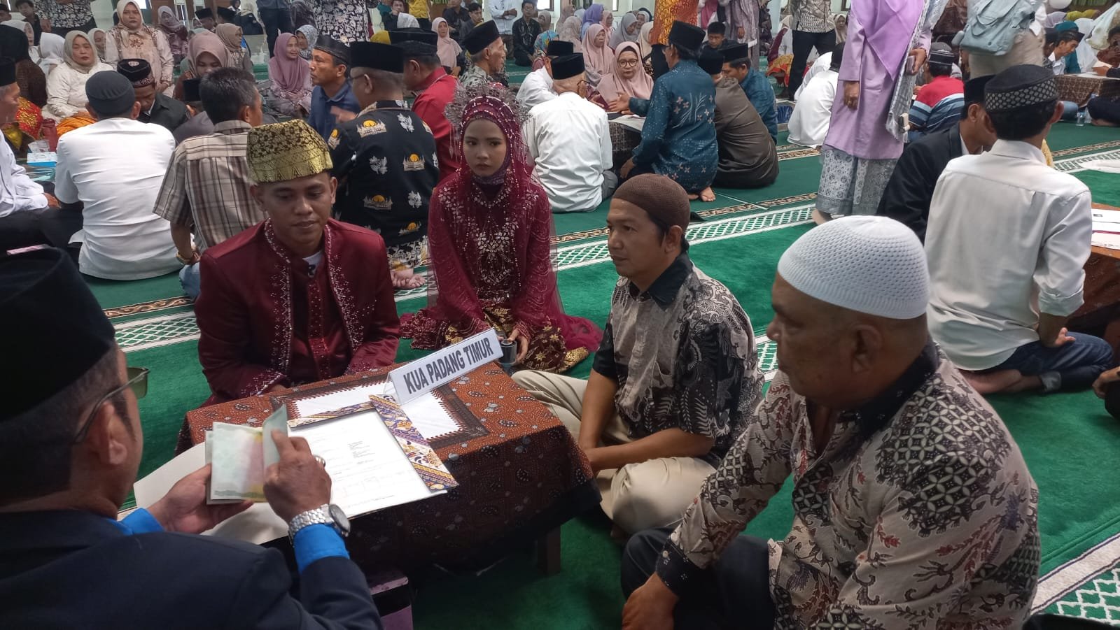 FOTO 28 Agustus_kegiatan Nikah Masal Jilid II di Masjid Agung Nurul Iman, Kota Padang. dok. padang.go.id