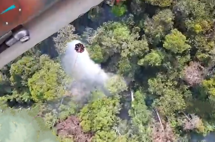 FOTO 29 Agustus_Pengerahan helikopter water bombing untuk pemadaman karhutla di Kabupaten Teluk Bintuni, Papua Barat. dok. bnpb
