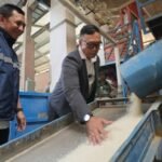 FOTO 3 Agustus_Direktur Utama Perum BULOG Letnan Jenderal TNI (Purn) Ahmad Rizal Ramdhani cek beras penggilingan padi di Kabupaten Sumedang, Jawa Barat. bulog