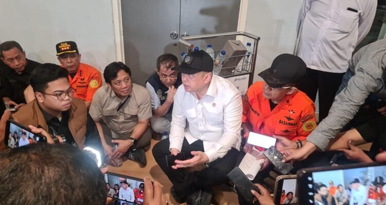 FOTO 3 Agustus_Menteri Perhubungan Dudy Purwagandhi memberikan keterangan KMP