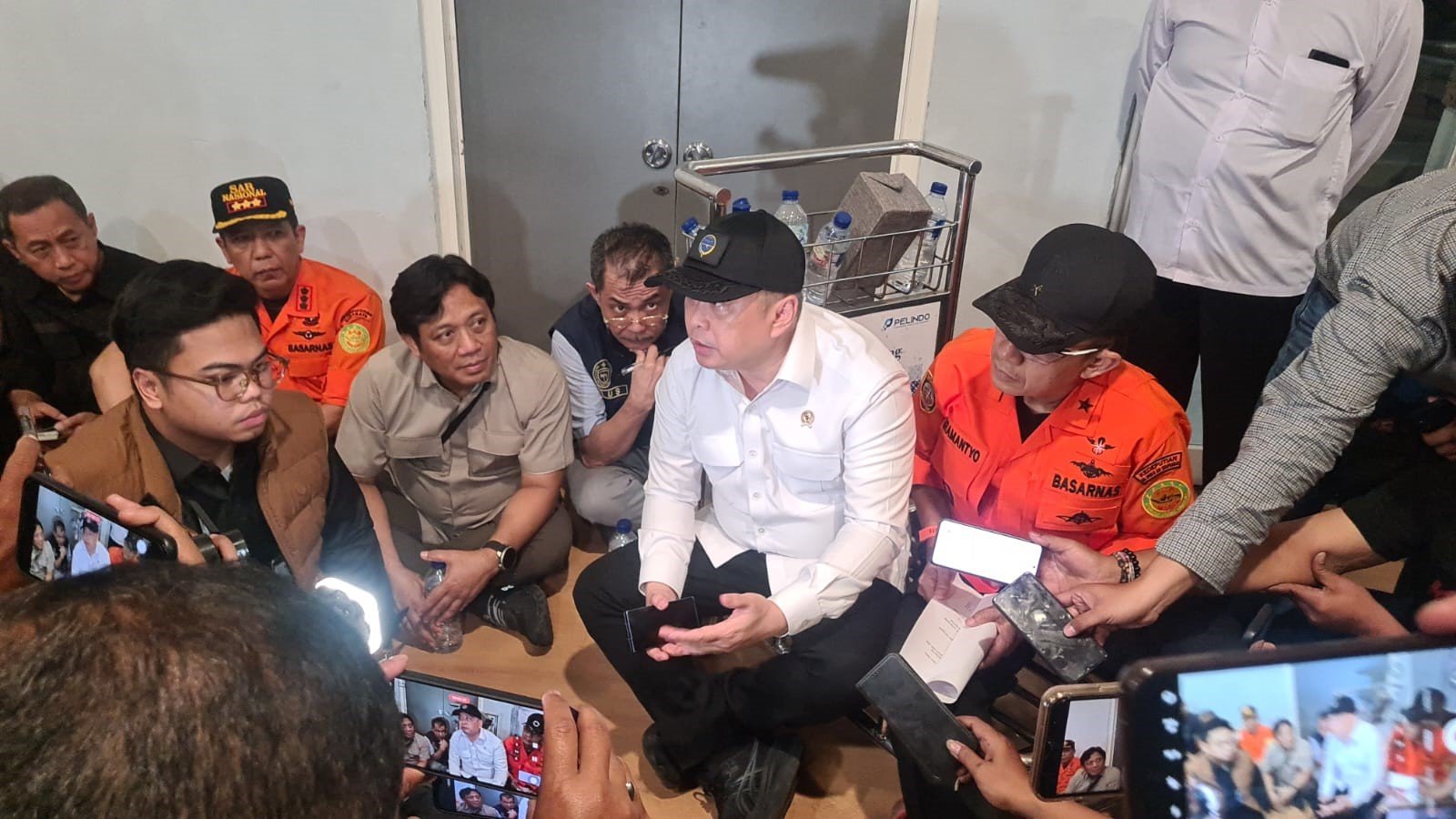 FOTO 3 Agustus_Menteri Perhubungan Dudy Purwagandhi memberikan keterangan KMP