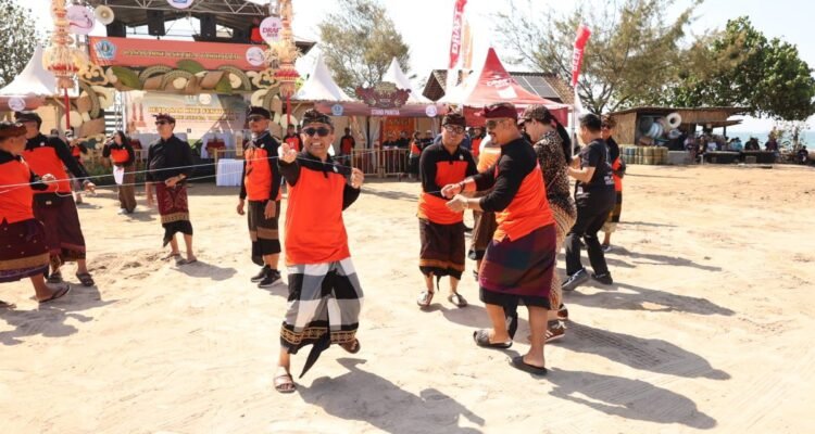 FOTO 31 Agustus_Kegiatan Denpasar Kite Festival ke-10 di Kawasan Pantai Merta Sari, Sanur, Kota Denpasar, Provinsi Bali. dok. denpasarkota.go.id