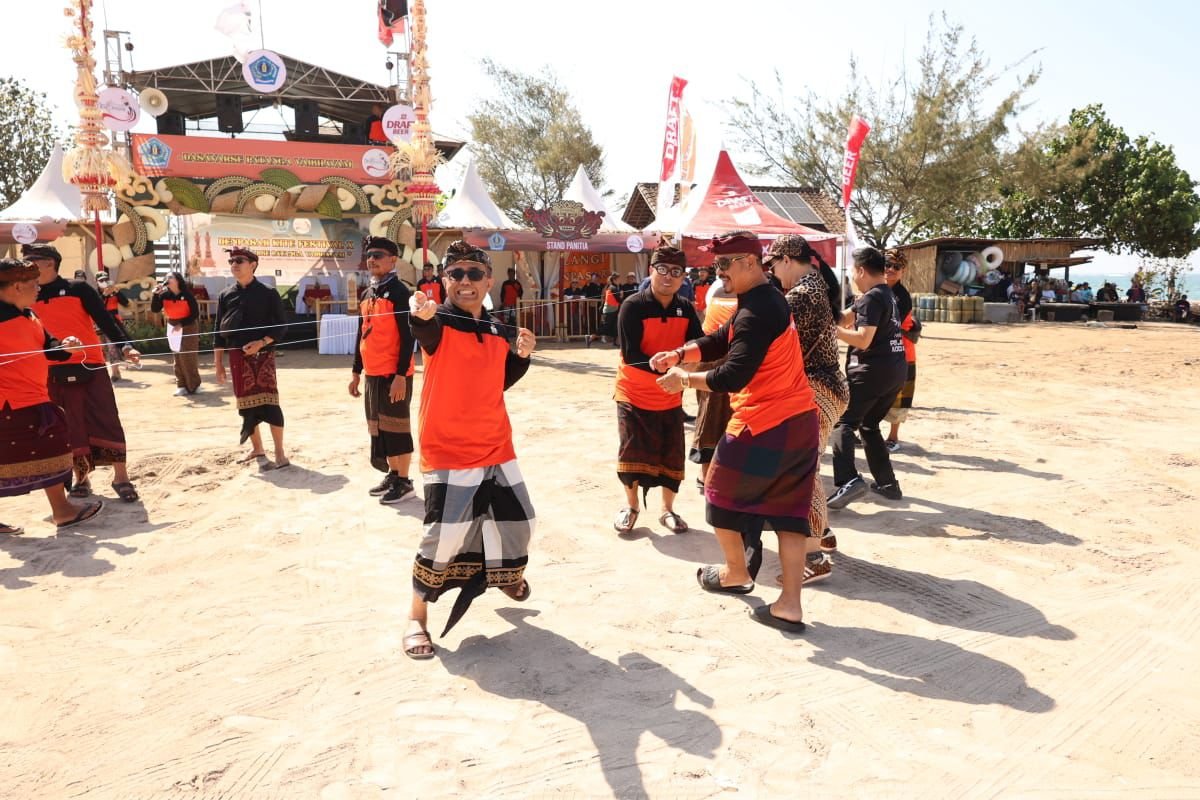FOTO 31 Agustus_Kegiatan Denpasar Kite Festival ke-10 di Kawasan Pantai Merta Sari, Sanur, Kota Denpasar, Provinsi Bali. dok. denpasarkota.go.id