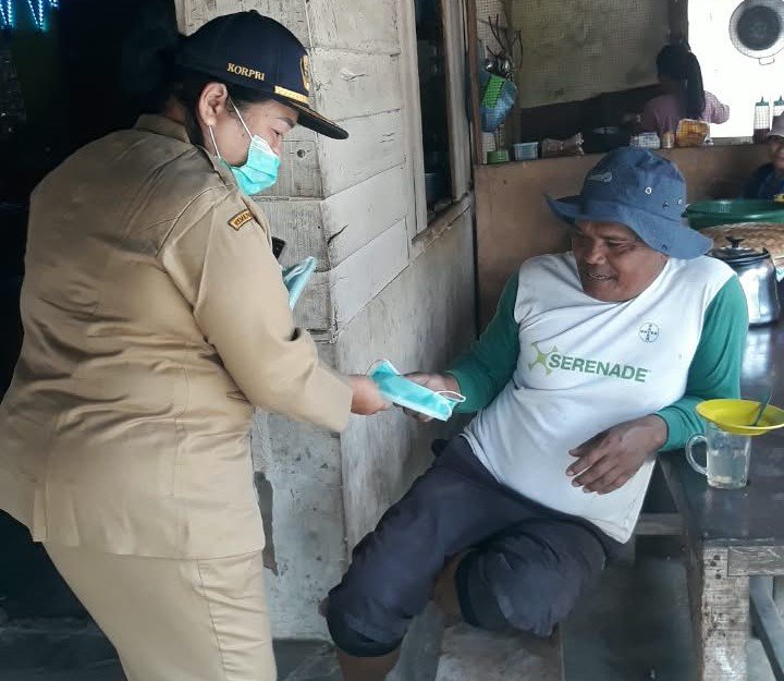FOTO 31 Agustus_Petugas BPBD Kabupaten Karo membagikan masker kepada masyarakat di wilayah terdampak sebaran abu vulkanik Gunung Sinabung. dok.