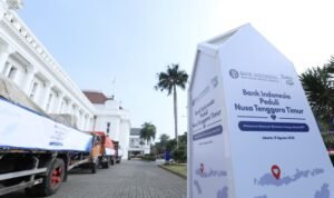 FOTO 31 Agustus_Truk - truk pengangkut logistik terparkir siap mengantarkan bantuan kemanusiaan dari BI untuk masyarakat terdampak gempa NTT