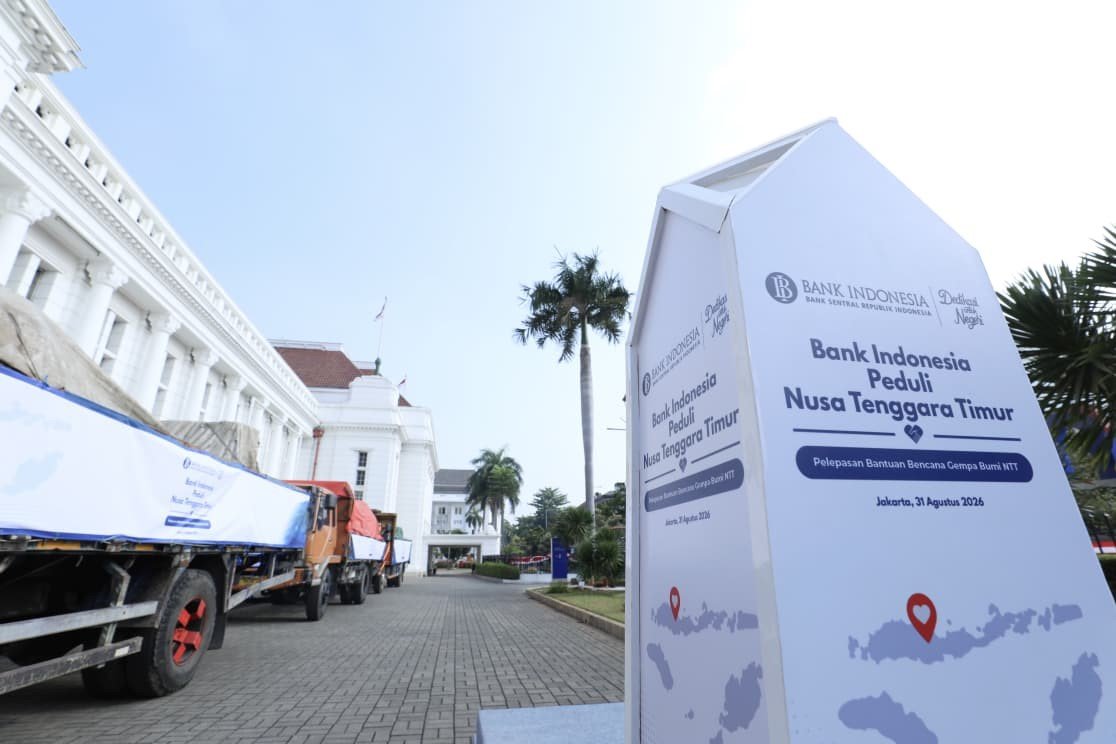 FOTO 31 Agustus_Truk - truk pengangkut logistik terparkir siap mengantarkan bantuan kemanusiaan dari BI untuk masyarakat terdampak gempa NTT