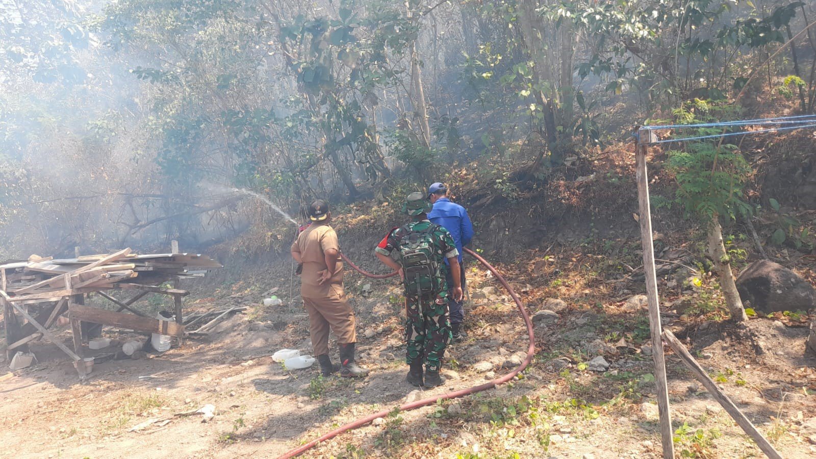 FOTO 4 Agustus_Petugas gabungan memadamkan kebakaran hutan dan lahan di Desa Sabbang Paru, Kecamatan Lembang, Kabupaten Pinrang, Sulawesi Selatan. bpbdkab