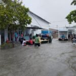 FOTO 4 Agustus_Tim gabungan melakukan evakuasi warga yang terdampak banjir di sejumlah wilayah di Kota Padang