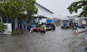 FOTO 4 Agustus_Tim gabungan melakukan evakuasi warga yang terdampak banjir di sejumlah wilayah di Kota Padang
