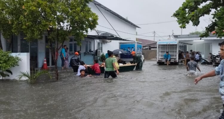 FOTO 4 Agustus_Tim gabungan melakukan evakuasi warga yang terdampak banjir di sejumlah wilayah di Kota Padang