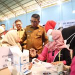FOTO 5 Agustus_Gubernur Banten Andra Soni mengunjungi Cek Kesehatan Gratis. dok. bantenprov.go.id