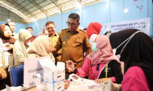 FOTO 5 Agustus_Gubernur Banten Andra Soni mengunjungi Cek Kesehatan Gratis. dok. bantenprov.go.id