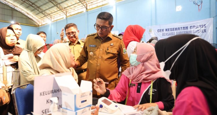 FOTO 5 Agustus_Gubernur Banten Andra Soni mengunjungi Cek Kesehatan Gratis. dok. bantenprov.go.id