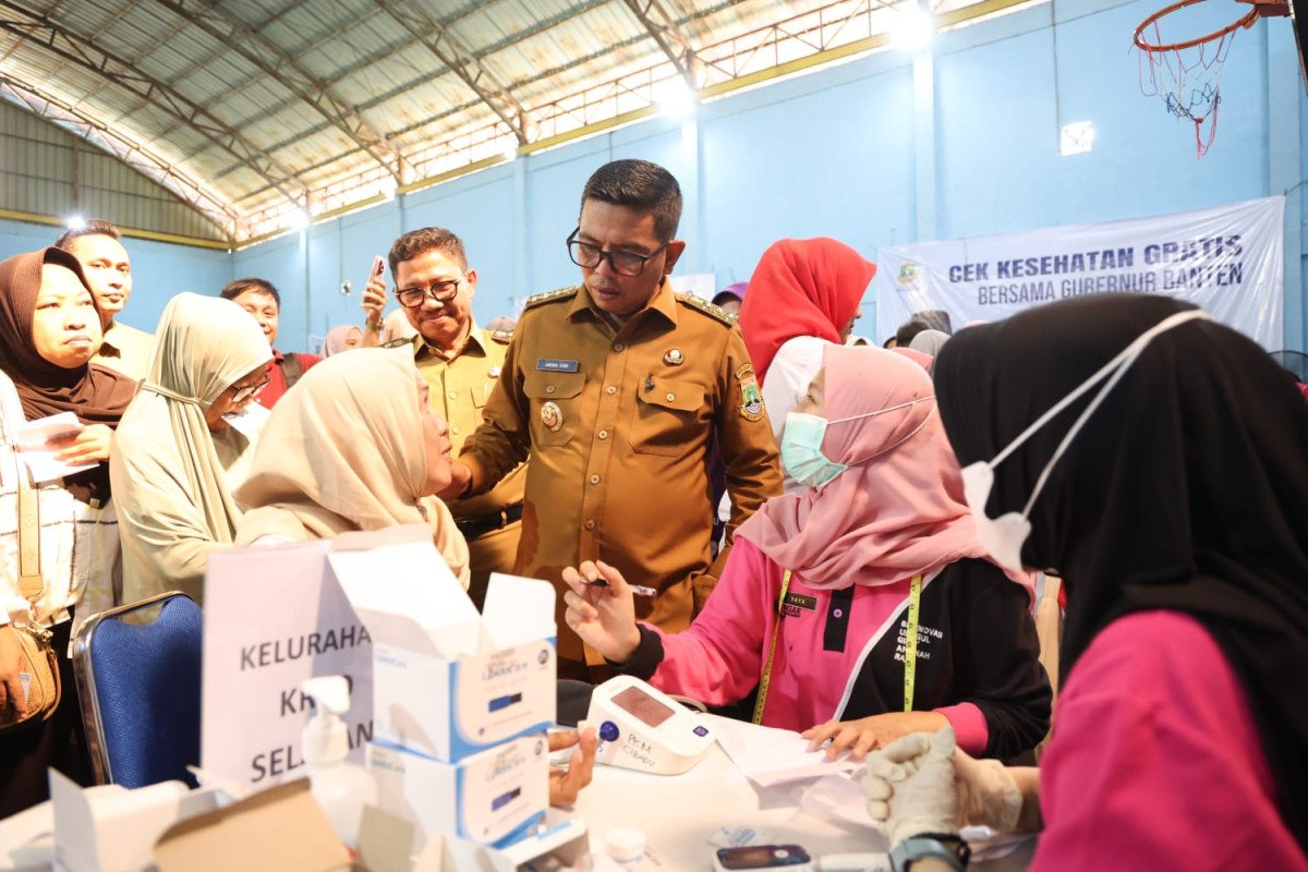 FOTO 5 Agustus_Gubernur Banten Andra Soni mengunjungi Cek Kesehatan Gratis. dok. bantenprov.go.id