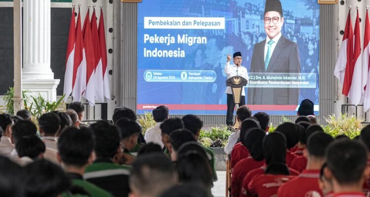 FOTO 5 Agustus_Kegiatan pembekalan, sekaligus pelepasan Calon Pekerja Migran Indonesia (PMI) di Pendopo Kabupaten Cianjur, Jawa Barat. dok. kemenkopm