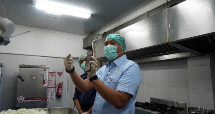 FOTO 5 Agustus_Kepala Badan Gizi Nasional (BGN) Sudaryono saat cek Satuan Pelayanan Pemenuhan Gizi (SPPG). dok. bgn