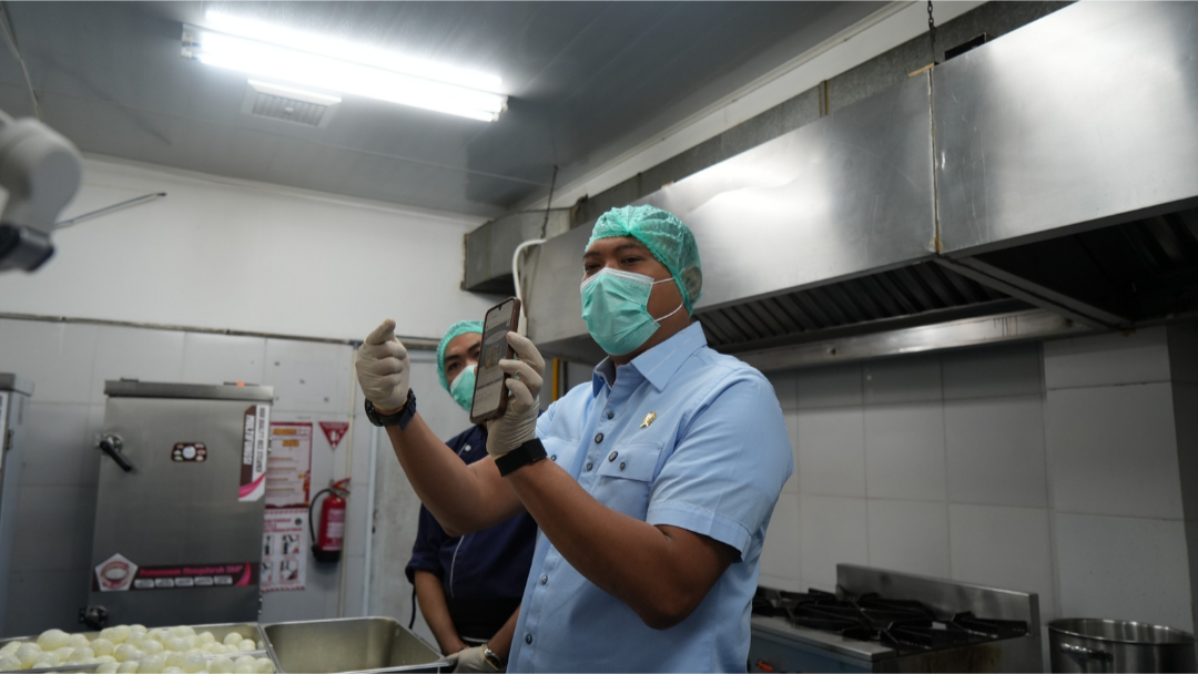 FOTO 5 Agustus_Kepala Badan Gizi Nasional (BGN) Sudaryono saat cek Satuan Pelayanan Pemenuhan Gizi (SPPG). dok. bgn