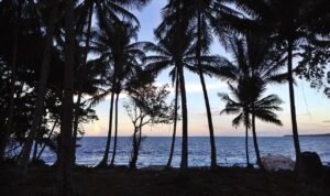 FOTO 5 Agustus_Pantai Bitunuris di Desa Bitunuris, Kepulauan Talaud, Sulawesi Utara. diok. wikipedia.id