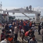 FOTO 5 Agustus_Proses evakuasi korban insiden terbakarnya Kapal Motor Penyeberangan (KMP) Mutiara Sentosa II 2