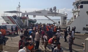 FOTO 5 Agustus_Proses evakuasi korban insiden terbakarnya Kapal Motor Penyeberangan (KMP) Mutiara Sentosa II 2