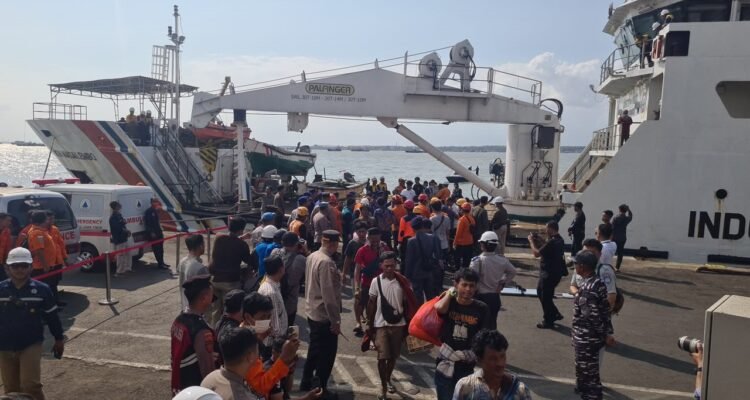 FOTO 5 Agustus_Proses evakuasi korban insiden terbakarnya Kapal Motor Penyeberangan (KMP) Mutiara Sentosa II 2
