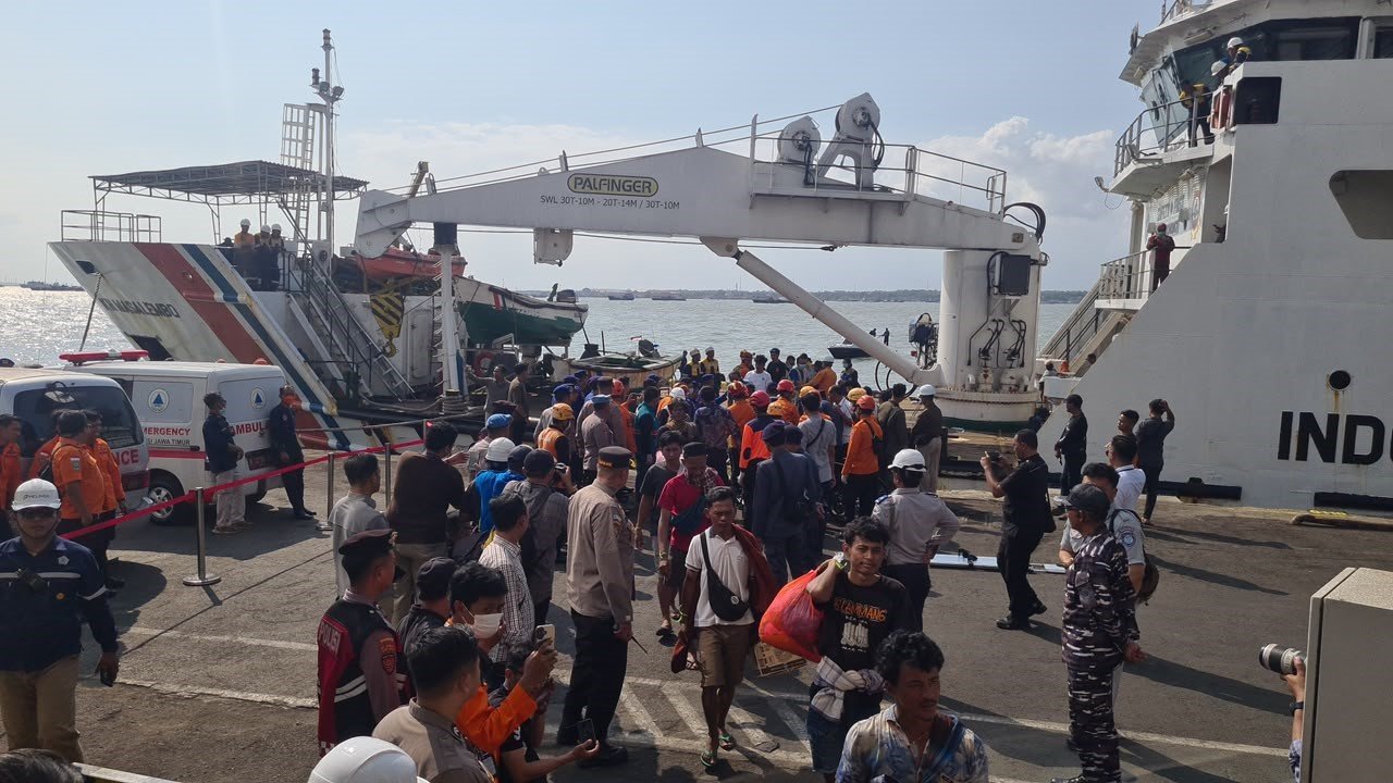 FOTO 5 Agustus_Proses evakuasi korban insiden terbakarnya Kapal Motor Penyeberangan (KMP) Mutiara Sentosa II 2