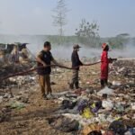 FOTO 5 Agustus_Upaya pemadaman api dan pendinginan oleh BPBD Kabupaten Cilacap bersama petugas gabungan di TPA Desa Malabar, Kecamatan Wanareja, Kabupaten Cilacap, Jawa Tengah