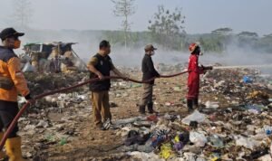 FOTO 5 Agustus_Upaya pemadaman api dan pendinginan oleh BPBD Kabupaten Cilacap bersama petugas gabungan di TPA Desa Malabar, Kecamatan Wanareja, Kabupaten Cilacap, Jawa Tengah