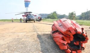 FOTO 8 Agustus_Helikopter Sikorsky EH-60A reg N61AA, armada yang digunakan BNPB untuk operasi water bombing di Provinsi Kalimantan Tengah.