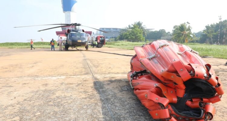 FOTO 8 Agustus_Helikopter Sikorsky EH-60A reg N61AA, armada yang digunakan BNPB untuk operasi water bombing di Provinsi Kalimantan Tengah.