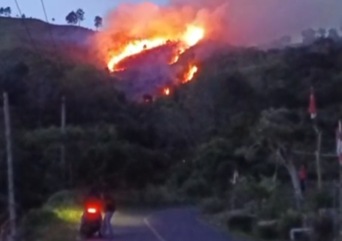 FOTO 8 Agustus_Kebakaran hutan dan lahan (karhutla) di wilayah Nagori Tigaras, Kecamatan Dolok, Kabupaten Simalungun, Provinsi Sumatra Utara